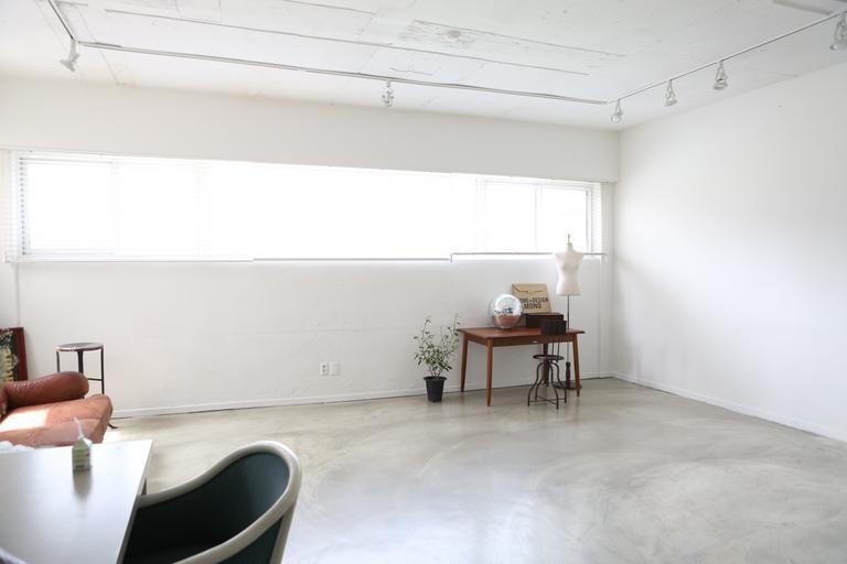 Biely interiér, moderný, minimalizmus
