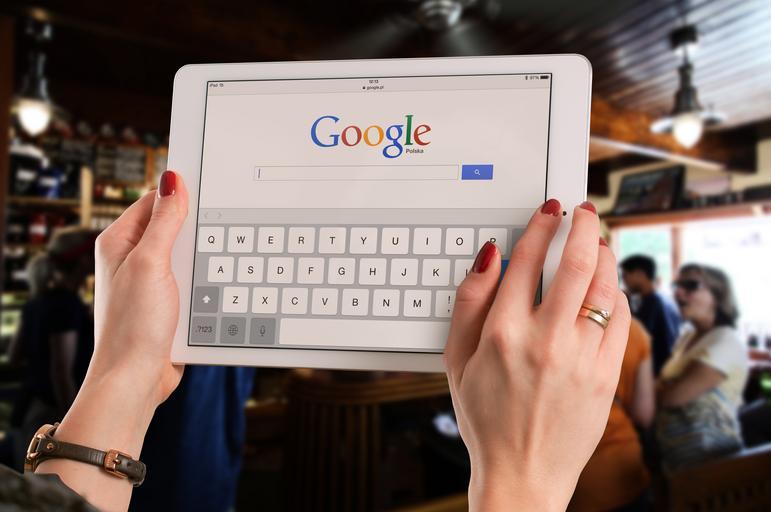 Ženské ruky držia biely tablet, Google.jpg
