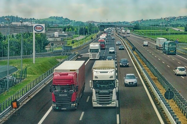 Diaľnica, po ktorej idú kamióny a osobné autá.jpg